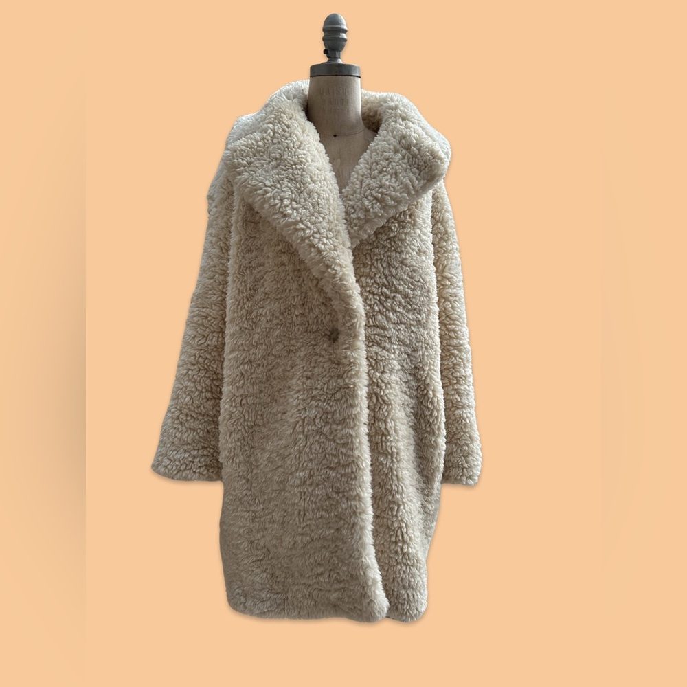 Banana Republic over-sized ivory Sherpa teddy coat. More ivory than tan.